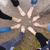 Blote voeten wandeling met adem- en bewustzijnsoefeningen